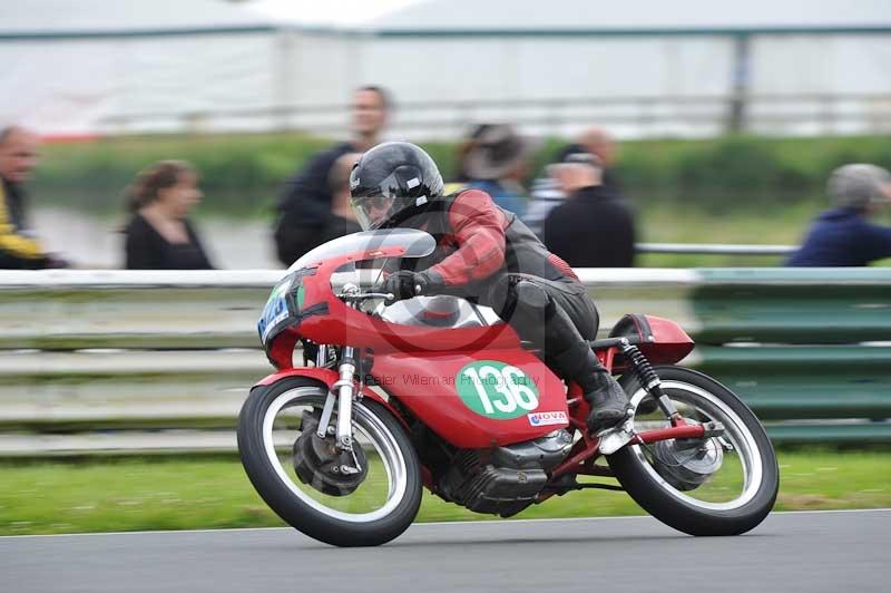 Mallory park Leicestershire;Mallory park photographs;Motorcycle action photographs;classic bikes;event digital images;eventdigitalimages;mallory park;no limits trackday;peter wileman photography;vintage bikes;vintage motorcycles;vmcc festival 1000 bikes