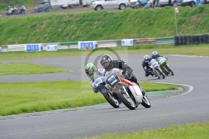 Mallory park Leicestershire;Mallory park photographs;Motorcycle action photographs;classic bikes;event digital images;eventdigitalimages;mallory park;no limits trackday;peter wileman photography;vintage bikes;vintage motorcycles;vmcc festival 1000 bikes