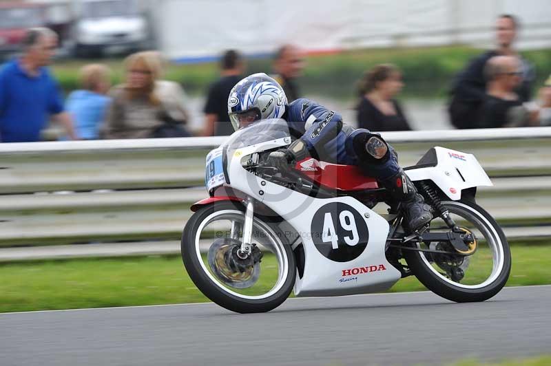 Mallory park Leicestershire;Mallory park photographs;Motorcycle action photographs;classic bikes;event digital images;eventdigitalimages;mallory park;no limits trackday;peter wileman photography;vintage bikes;vintage motorcycles;vmcc festival 1000 bikes