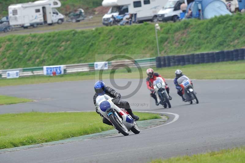 Mallory park Leicestershire;Mallory park photographs;Motorcycle action photographs;classic bikes;event digital images;eventdigitalimages;mallory park;no limits trackday;peter wileman photography;vintage bikes;vintage motorcycles;vmcc festival 1000 bikes