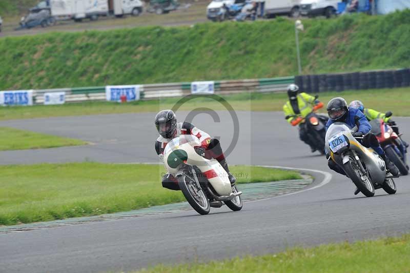 Mallory park Leicestershire;Mallory park photographs;Motorcycle action photographs;classic bikes;event digital images;eventdigitalimages;mallory park;no limits trackday;peter wileman photography;vintage bikes;vintage motorcycles;vmcc festival 1000 bikes