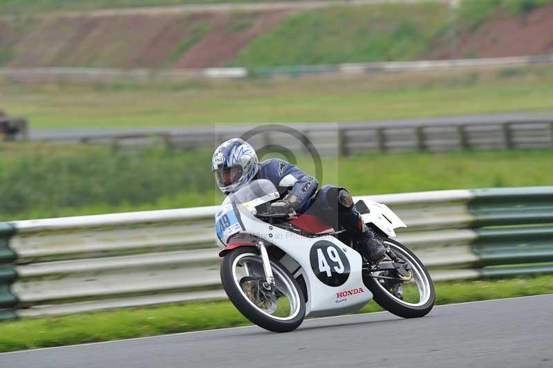 Mallory park Leicestershire;Mallory park photographs;Motorcycle action photographs;classic bikes;event digital images;eventdigitalimages;mallory park;no limits trackday;peter wileman photography;vintage bikes;vintage motorcycles;vmcc festival 1000 bikes