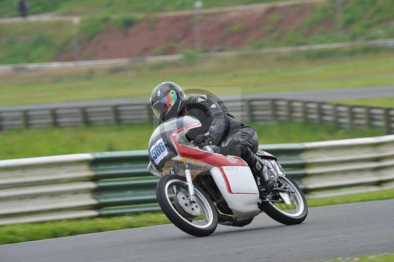 Mallory park Leicestershire;Mallory park photographs;Motorcycle action photographs;classic bikes;event digital images;eventdigitalimages;mallory park;no limits trackday;peter wileman photography;vintage bikes;vintage motorcycles;vmcc festival 1000 bikes