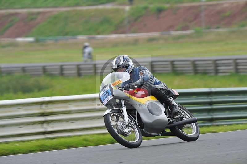 Mallory park Leicestershire;Mallory park photographs;Motorcycle action photographs;classic bikes;event digital images;eventdigitalimages;mallory park;no limits trackday;peter wileman photography;vintage bikes;vintage motorcycles;vmcc festival 1000 bikes