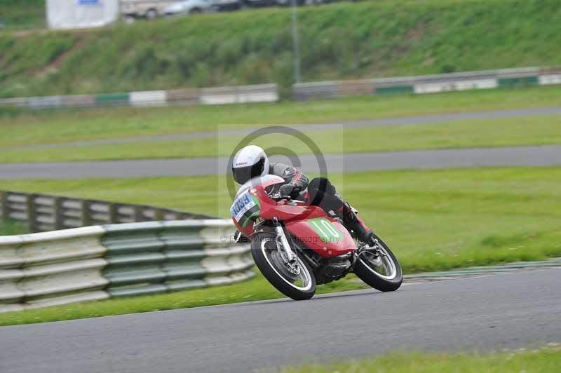 Mallory park Leicestershire;Mallory park photographs;Motorcycle action photographs;classic bikes;event digital images;eventdigitalimages;mallory park;no limits trackday;peter wileman photography;vintage bikes;vintage motorcycles;vmcc festival 1000 bikes