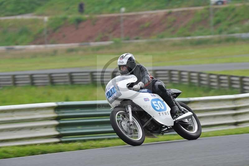 Mallory park Leicestershire;Mallory park photographs;Motorcycle action photographs;classic bikes;event digital images;eventdigitalimages;mallory park;no limits trackday;peter wileman photography;vintage bikes;vintage motorcycles;vmcc festival 1000 bikes