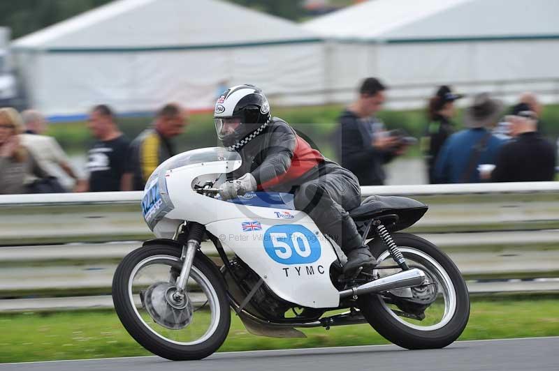 Mallory park Leicestershire;Mallory park photographs;Motorcycle action photographs;classic bikes;event digital images;eventdigitalimages;mallory park;no limits trackday;peter wileman photography;vintage bikes;vintage motorcycles;vmcc festival 1000 bikes