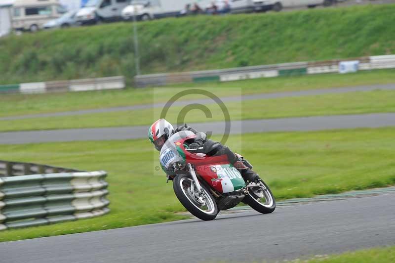 Mallory park Leicestershire;Mallory park photographs;Motorcycle action photographs;classic bikes;event digital images;eventdigitalimages;mallory park;no limits trackday;peter wileman photography;vintage bikes;vintage motorcycles;vmcc festival 1000 bikes