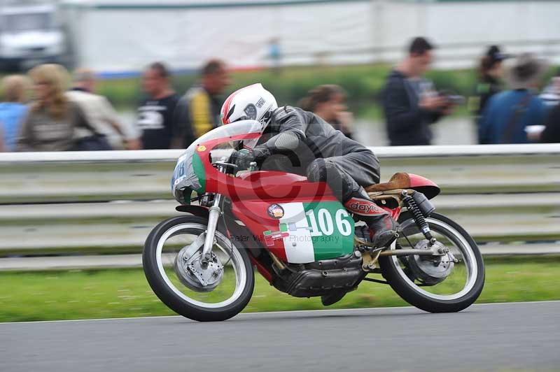 Mallory park Leicestershire;Mallory park photographs;Motorcycle action photographs;classic bikes;event digital images;eventdigitalimages;mallory park;no limits trackday;peter wileman photography;vintage bikes;vintage motorcycles;vmcc festival 1000 bikes