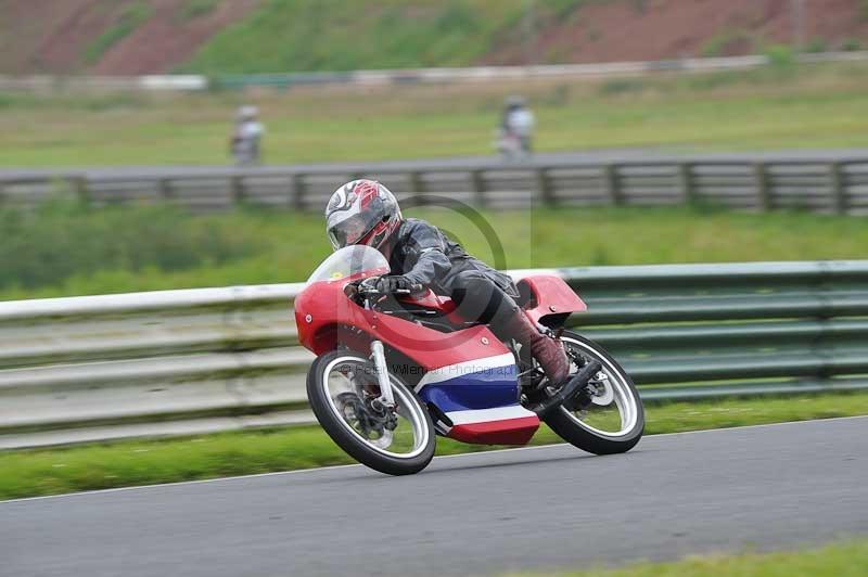 Mallory park Leicestershire;Mallory park photographs;Motorcycle action photographs;classic bikes;event digital images;eventdigitalimages;mallory park;no limits trackday;peter wileman photography;vintage bikes;vintage motorcycles;vmcc festival 1000 bikes