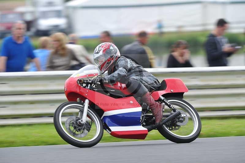 Mallory park Leicestershire;Mallory park photographs;Motorcycle action photographs;classic bikes;event digital images;eventdigitalimages;mallory park;no limits trackday;peter wileman photography;vintage bikes;vintage motorcycles;vmcc festival 1000 bikes