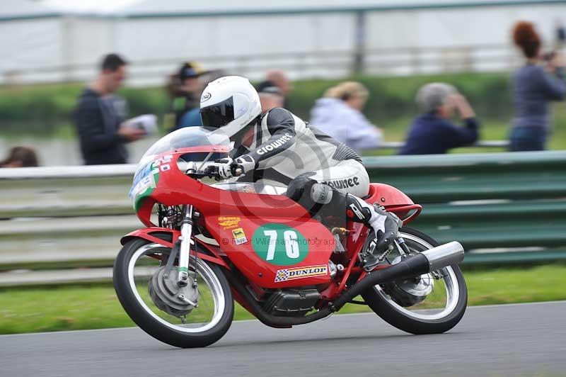 Mallory park Leicestershire;Mallory park photographs;Motorcycle action photographs;classic bikes;event digital images;eventdigitalimages;mallory park;no limits trackday;peter wileman photography;vintage bikes;vintage motorcycles;vmcc festival 1000 bikes