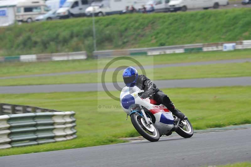 Mallory park Leicestershire;Mallory park photographs;Motorcycle action photographs;classic bikes;event digital images;eventdigitalimages;mallory park;no limits trackday;peter wileman photography;vintage bikes;vintage motorcycles;vmcc festival 1000 bikes