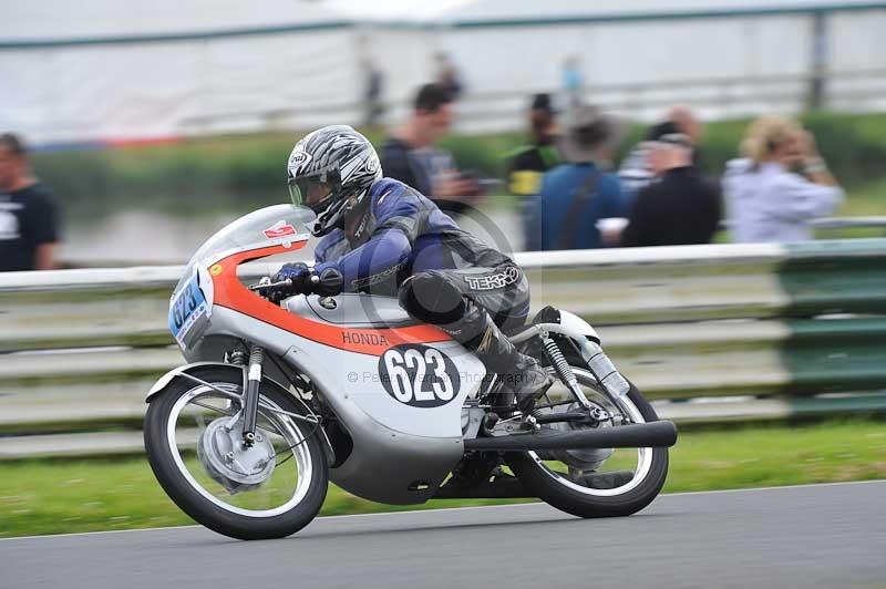 Mallory park Leicestershire;Mallory park photographs;Motorcycle action photographs;classic bikes;event digital images;eventdigitalimages;mallory park;no limits trackday;peter wileman photography;vintage bikes;vintage motorcycles;vmcc festival 1000 bikes