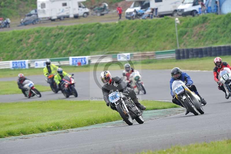 Mallory park Leicestershire;Mallory park photographs;Motorcycle action photographs;classic bikes;event digital images;eventdigitalimages;mallory park;no limits trackday;peter wileman photography;vintage bikes;vintage motorcycles;vmcc festival 1000 bikes