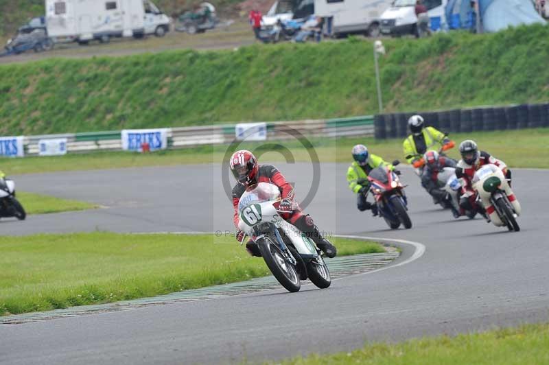 Mallory park Leicestershire;Mallory park photographs;Motorcycle action photographs;classic bikes;event digital images;eventdigitalimages;mallory park;no limits trackday;peter wileman photography;vintage bikes;vintage motorcycles;vmcc festival 1000 bikes