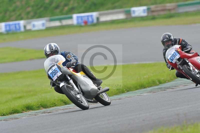 Mallory park Leicestershire;Mallory park photographs;Motorcycle action photographs;classic bikes;event digital images;eventdigitalimages;mallory park;no limits trackday;peter wileman photography;vintage bikes;vintage motorcycles;vmcc festival 1000 bikes