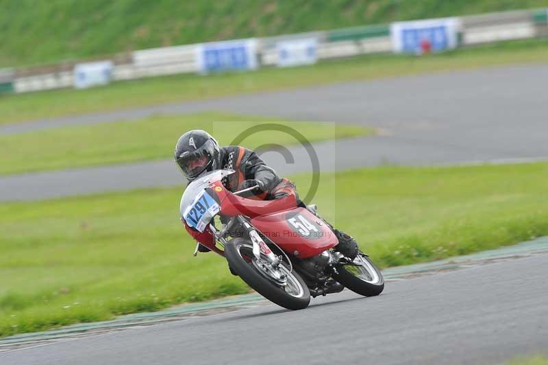 Mallory park Leicestershire;Mallory park photographs;Motorcycle action photographs;classic bikes;event digital images;eventdigitalimages;mallory park;no limits trackday;peter wileman photography;vintage bikes;vintage motorcycles;vmcc festival 1000 bikes