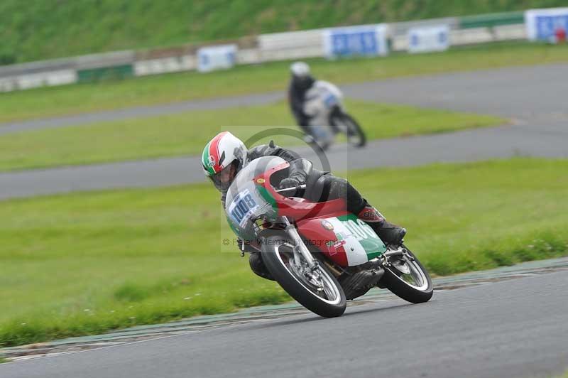 Mallory park Leicestershire;Mallory park photographs;Motorcycle action photographs;classic bikes;event digital images;eventdigitalimages;mallory park;no limits trackday;peter wileman photography;vintage bikes;vintage motorcycles;vmcc festival 1000 bikes