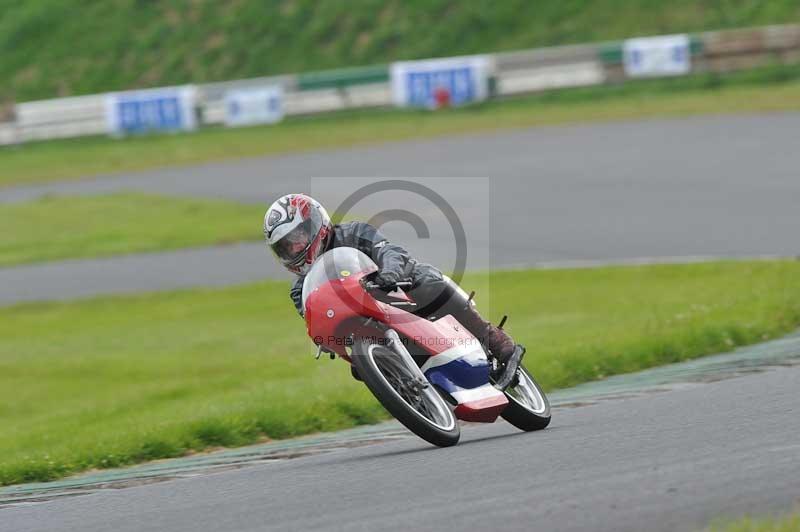 Mallory park Leicestershire;Mallory park photographs;Motorcycle action photographs;classic bikes;event digital images;eventdigitalimages;mallory park;no limits trackday;peter wileman photography;vintage bikes;vintage motorcycles;vmcc festival 1000 bikes