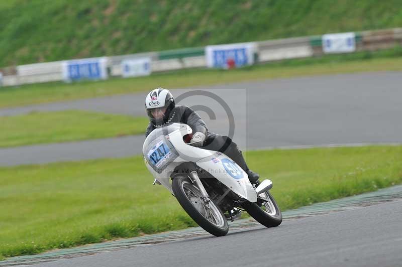 Mallory park Leicestershire;Mallory park photographs;Motorcycle action photographs;classic bikes;event digital images;eventdigitalimages;mallory park;no limits trackday;peter wileman photography;vintage bikes;vintage motorcycles;vmcc festival 1000 bikes