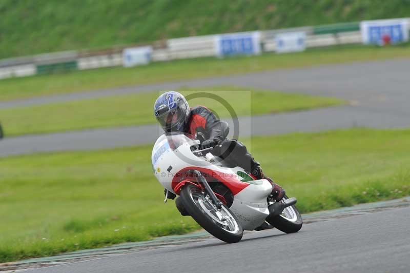 Mallory park Leicestershire;Mallory park photographs;Motorcycle action photographs;classic bikes;event digital images;eventdigitalimages;mallory park;no limits trackday;peter wileman photography;vintage bikes;vintage motorcycles;vmcc festival 1000 bikes