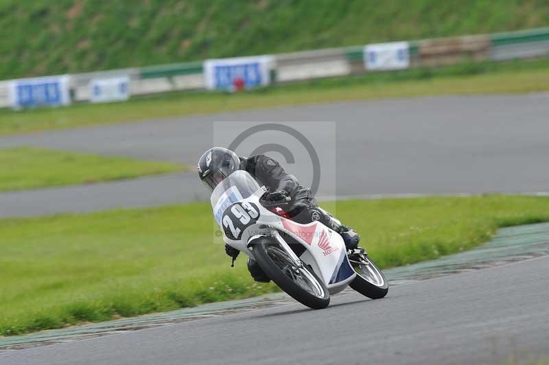 Mallory park Leicestershire;Mallory park photographs;Motorcycle action photographs;classic bikes;event digital images;eventdigitalimages;mallory park;no limits trackday;peter wileman photography;vintage bikes;vintage motorcycles;vmcc festival 1000 bikes