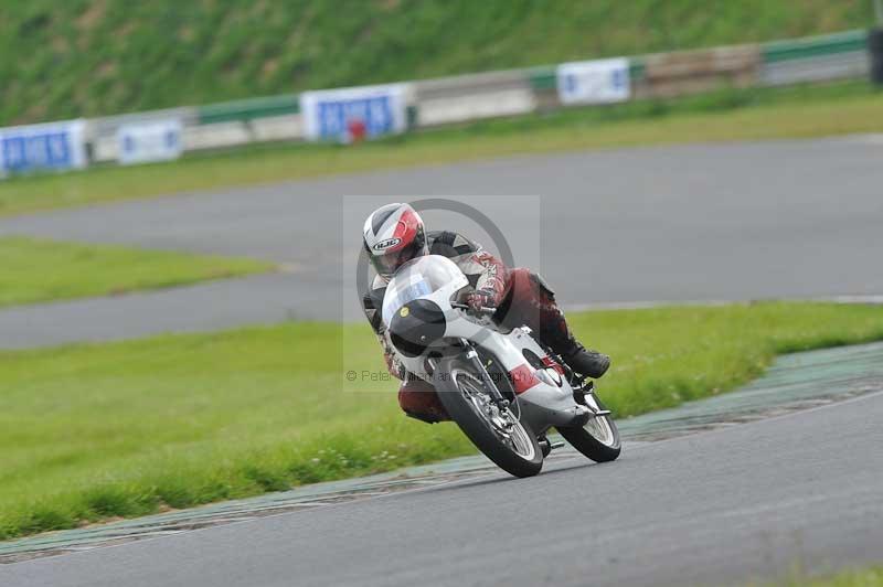 Mallory park Leicestershire;Mallory park photographs;Motorcycle action photographs;classic bikes;event digital images;eventdigitalimages;mallory park;no limits trackday;peter wileman photography;vintage bikes;vintage motorcycles;vmcc festival 1000 bikes