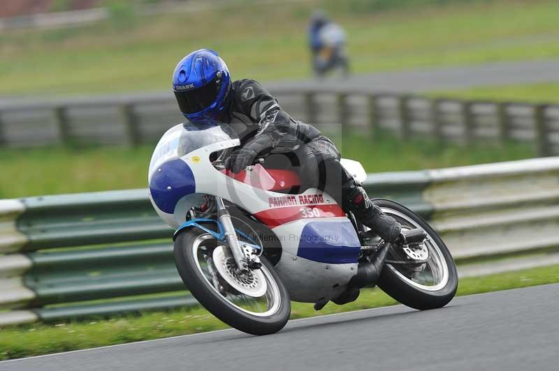 Mallory park Leicestershire;Mallory park photographs;Motorcycle action photographs;classic bikes;event digital images;eventdigitalimages;mallory park;no limits trackday;peter wileman photography;vintage bikes;vintage motorcycles;vmcc festival 1000 bikes