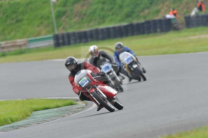 Mallory park Leicestershire;Mallory park photographs;Motorcycle action photographs;classic bikes;event digital images;eventdigitalimages;mallory park;no limits trackday;peter wileman photography;vintage bikes;vintage motorcycles;vmcc festival 1000 bikes