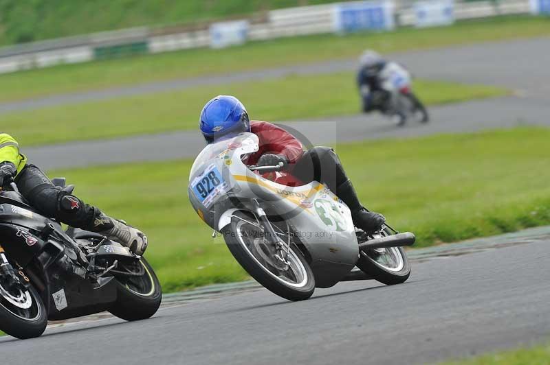 Mallory park Leicestershire;Mallory park photographs;Motorcycle action photographs;classic bikes;event digital images;eventdigitalimages;mallory park;no limits trackday;peter wileman photography;vintage bikes;vintage motorcycles;vmcc festival 1000 bikes