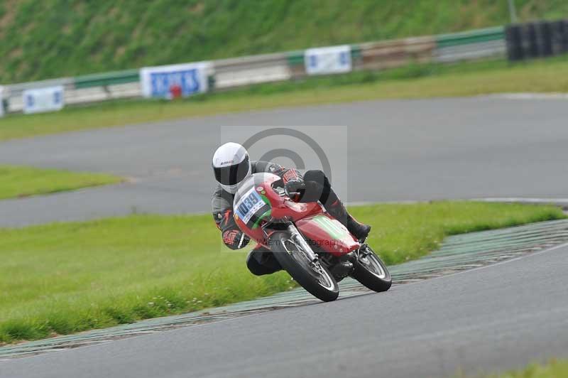 Mallory park Leicestershire;Mallory park photographs;Motorcycle action photographs;classic bikes;event digital images;eventdigitalimages;mallory park;no limits trackday;peter wileman photography;vintage bikes;vintage motorcycles;vmcc festival 1000 bikes