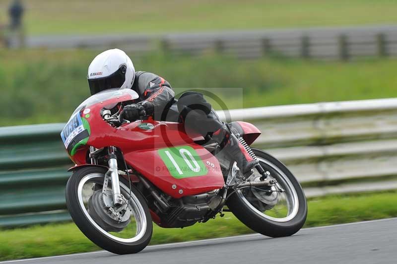 Mallory park Leicestershire;Mallory park photographs;Motorcycle action photographs;classic bikes;event digital images;eventdigitalimages;mallory park;no limits trackday;peter wileman photography;vintage bikes;vintage motorcycles;vmcc festival 1000 bikes