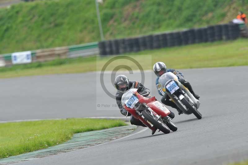 Mallory park Leicestershire;Mallory park photographs;Motorcycle action photographs;classic bikes;event digital images;eventdigitalimages;mallory park;no limits trackday;peter wileman photography;vintage bikes;vintage motorcycles;vmcc festival 1000 bikes