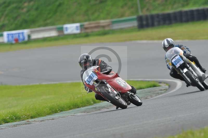 Mallory park Leicestershire;Mallory park photographs;Motorcycle action photographs;classic bikes;event digital images;eventdigitalimages;mallory park;no limits trackday;peter wileman photography;vintage bikes;vintage motorcycles;vmcc festival 1000 bikes