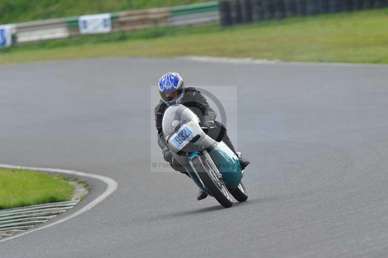 Mallory park Leicestershire;Mallory park photographs;Motorcycle action photographs;classic bikes;event digital images;eventdigitalimages;mallory park;no limits trackday;peter wileman photography;vintage bikes;vintage motorcycles;vmcc festival 1000 bikes