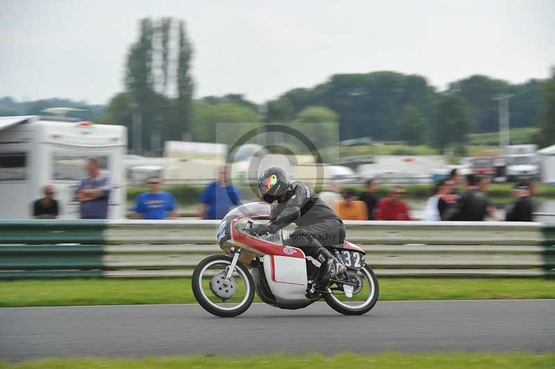 Mallory park Leicestershire;Mallory park photographs;Motorcycle action photographs;classic bikes;event digital images;eventdigitalimages;mallory park;no limits trackday;peter wileman photography;vintage bikes;vintage motorcycles;vmcc festival 1000 bikes