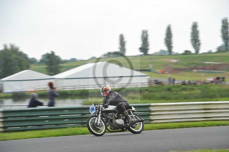 Mallory park Leicestershire;Mallory park photographs;Motorcycle action photographs;classic bikes;event digital images;eventdigitalimages;mallory park;no limits trackday;peter wileman photography;vintage bikes;vintage motorcycles;vmcc festival 1000 bikes