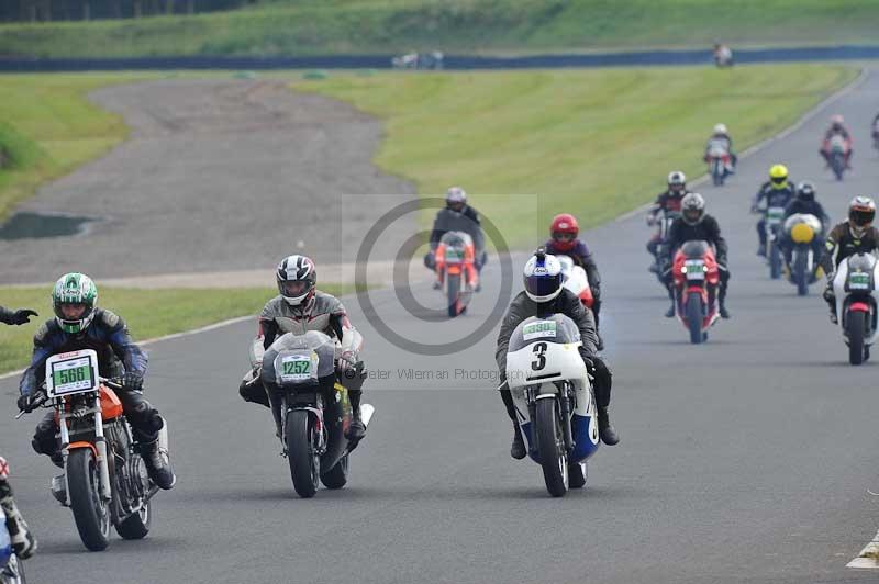 Mallory park Leicestershire;Mallory park photographs;Motorcycle action photographs;classic bikes;event digital images;eventdigitalimages;mallory park;no limits trackday;peter wileman photography;vintage bikes;vintage motorcycles;vmcc festival 1000 bikes