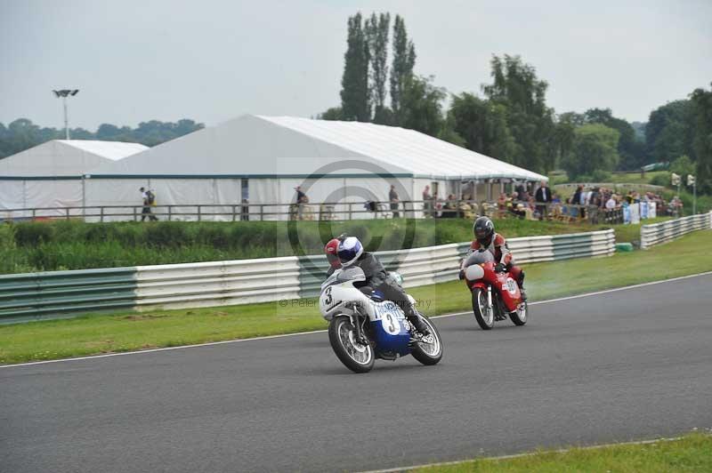 Mallory park Leicestershire;Mallory park photographs;Motorcycle action photographs;classic bikes;event digital images;eventdigitalimages;mallory park;no limits trackday;peter wileman photography;vintage bikes;vintage motorcycles;vmcc festival 1000 bikes