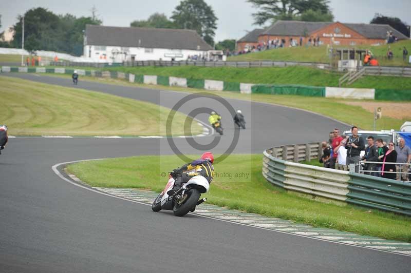 Mallory park Leicestershire;Mallory park photographs;Motorcycle action photographs;classic bikes;event digital images;eventdigitalimages;mallory park;no limits trackday;peter wileman photography;vintage bikes;vintage motorcycles;vmcc festival 1000 bikes