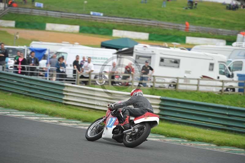 Mallory park Leicestershire;Mallory park photographs;Motorcycle action photographs;classic bikes;event digital images;eventdigitalimages;mallory park;no limits trackday;peter wileman photography;vintage bikes;vintage motorcycles;vmcc festival 1000 bikes