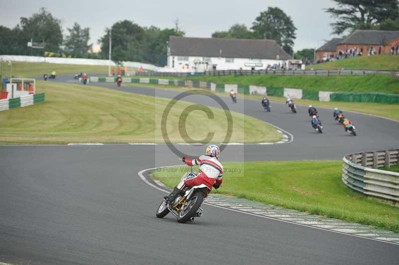 Mallory park Leicestershire;Mallory park photographs;Motorcycle action photographs;classic bikes;event digital images;eventdigitalimages;mallory park;no limits trackday;peter wileman photography;vintage bikes;vintage motorcycles;vmcc festival 1000 bikes