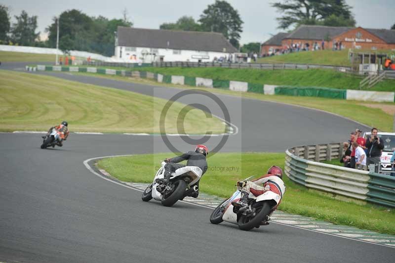 Mallory park Leicestershire;Mallory park photographs;Motorcycle action photographs;classic bikes;event digital images;eventdigitalimages;mallory park;no limits trackday;peter wileman photography;vintage bikes;vintage motorcycles;vmcc festival 1000 bikes