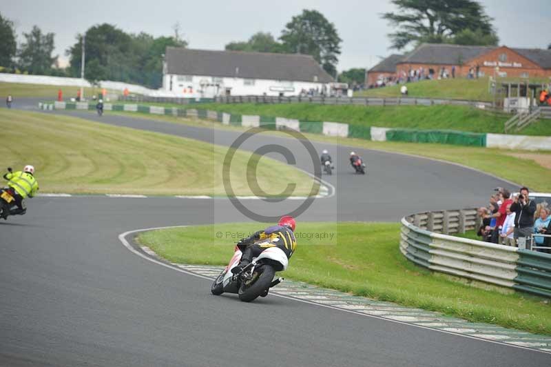Mallory park Leicestershire;Mallory park photographs;Motorcycle action photographs;classic bikes;event digital images;eventdigitalimages;mallory park;no limits trackday;peter wileman photography;vintage bikes;vintage motorcycles;vmcc festival 1000 bikes