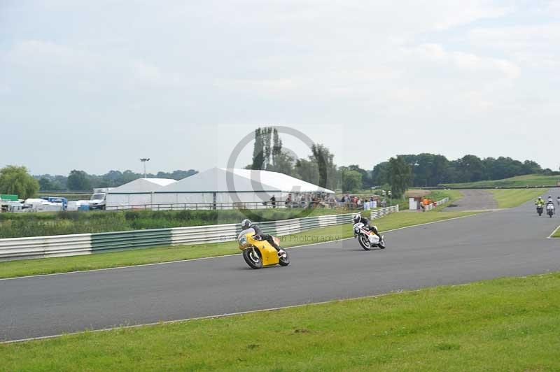Mallory park Leicestershire;Mallory park photographs;Motorcycle action photographs;classic bikes;event digital images;eventdigitalimages;mallory park;no limits trackday;peter wileman photography;vintage bikes;vintage motorcycles;vmcc festival 1000 bikes
