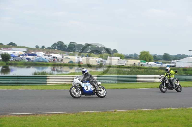 Mallory park Leicestershire;Mallory park photographs;Motorcycle action photographs;classic bikes;event digital images;eventdigitalimages;mallory park;no limits trackday;peter wileman photography;vintage bikes;vintage motorcycles;vmcc festival 1000 bikes