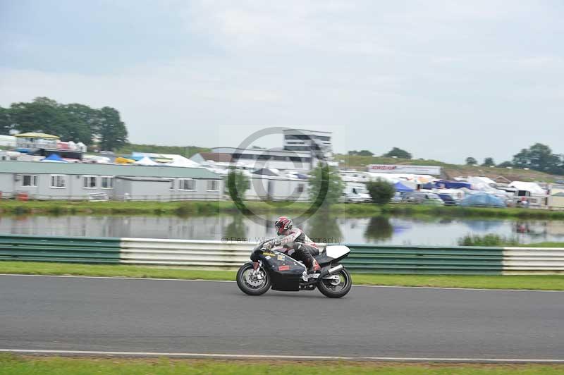 Mallory park Leicestershire;Mallory park photographs;Motorcycle action photographs;classic bikes;event digital images;eventdigitalimages;mallory park;no limits trackday;peter wileman photography;vintage bikes;vintage motorcycles;vmcc festival 1000 bikes