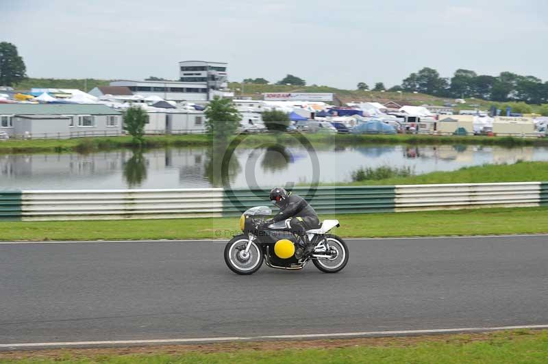 Mallory park Leicestershire;Mallory park photographs;Motorcycle action photographs;classic bikes;event digital images;eventdigitalimages;mallory park;no limits trackday;peter wileman photography;vintage bikes;vintage motorcycles;vmcc festival 1000 bikes