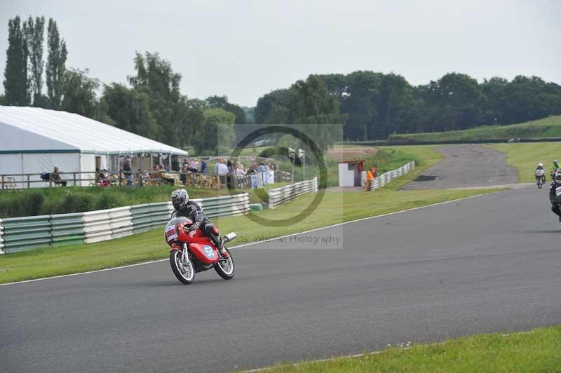Mallory park Leicestershire;Mallory park photographs;Motorcycle action photographs;classic bikes;event digital images;eventdigitalimages;mallory park;no limits trackday;peter wileman photography;vintage bikes;vintage motorcycles;vmcc festival 1000 bikes